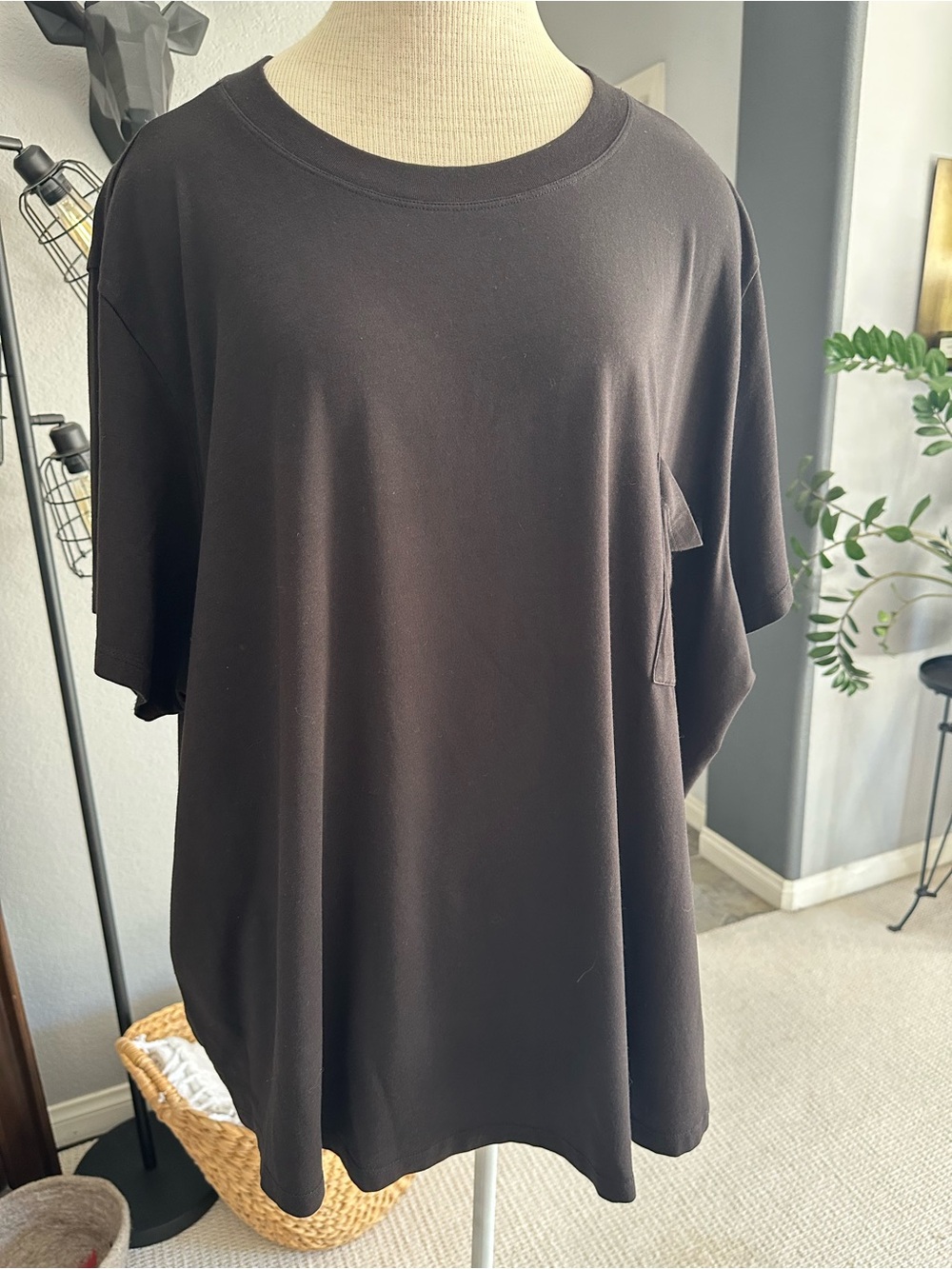 Universal Standard Black Short-Sleeve Pocket Tee size XL